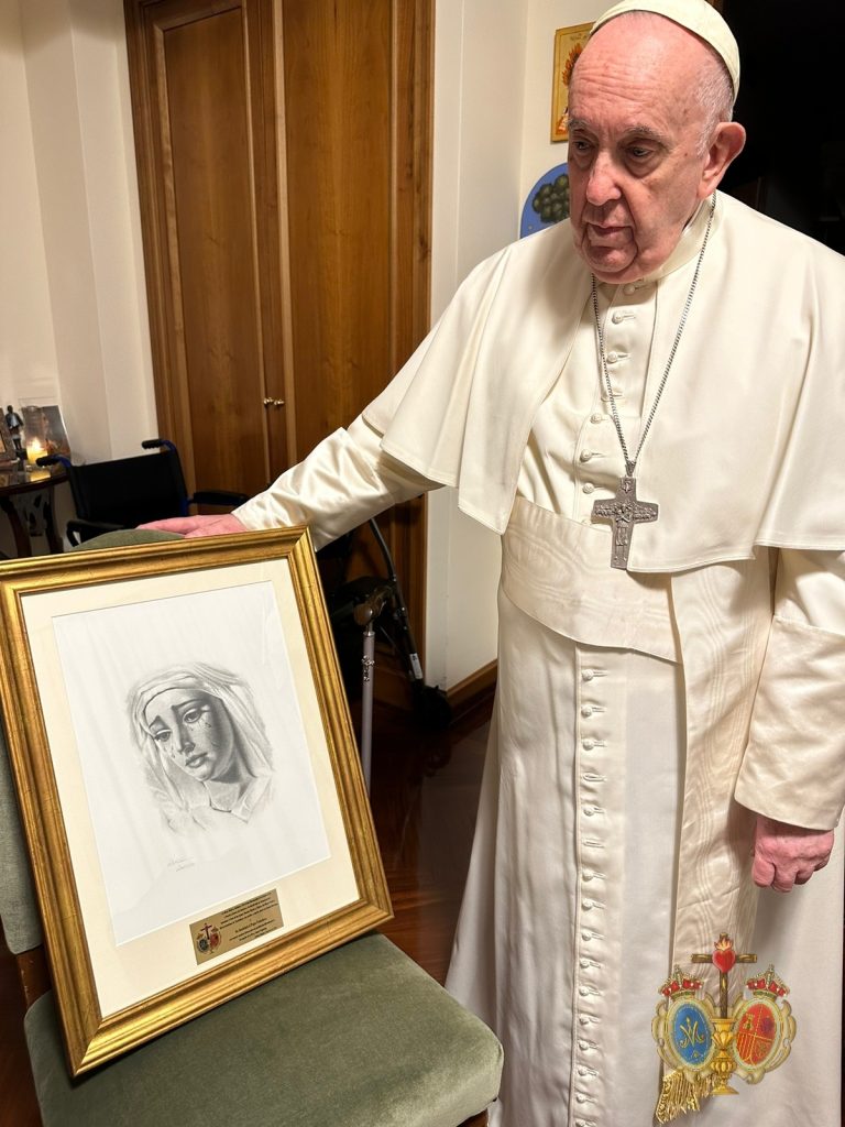 S.S.el Papa Francisco ha recibido una pintura con la imagen de María Santísima de Guadalupe como presente de nuestra Hermandad de Las Aguas, haciéndoselo llegar a través del Reverendo Padre D. José María Zivano (compañero de nuestro Director Espiritual D. Gregorio Sillero Fernández). S.S. el Papa nos ha pedido que recemos por él. Que el Stmo. Cristo de Las Aguas y su bendita Madre en las advocaciones del Rosario, Mayor Dolor y Guadalupe le protejan, bendigan y sigan dando fuerzas y sabiduría para conducir la nave de su Iglesia. Y rogamos para que él también tenga presente en sus oraciones a sus humildes servidores, los hermanos de Las Aguas, así como a todos los cofrades de Sevilla, para que seamos buenos cristianos, fieles servidores de nuestro Señor Jesucristo y testigos de su Evangelio.